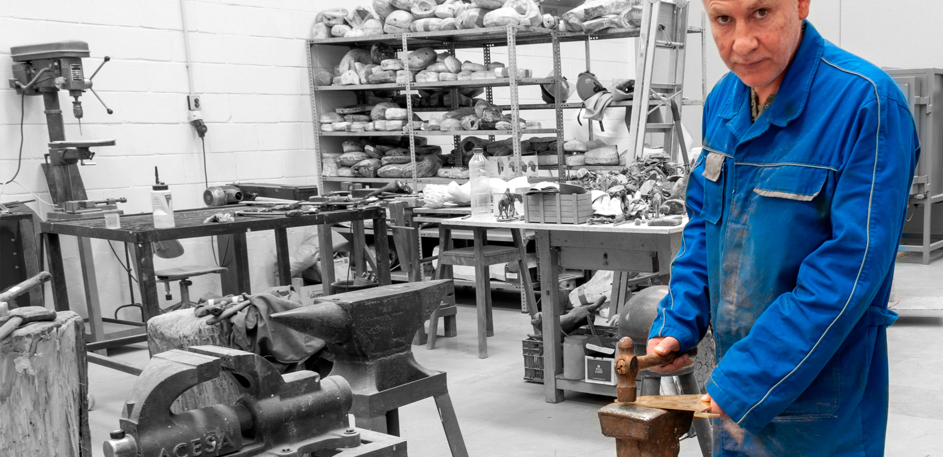 El escultor José María Moreno en el yunque